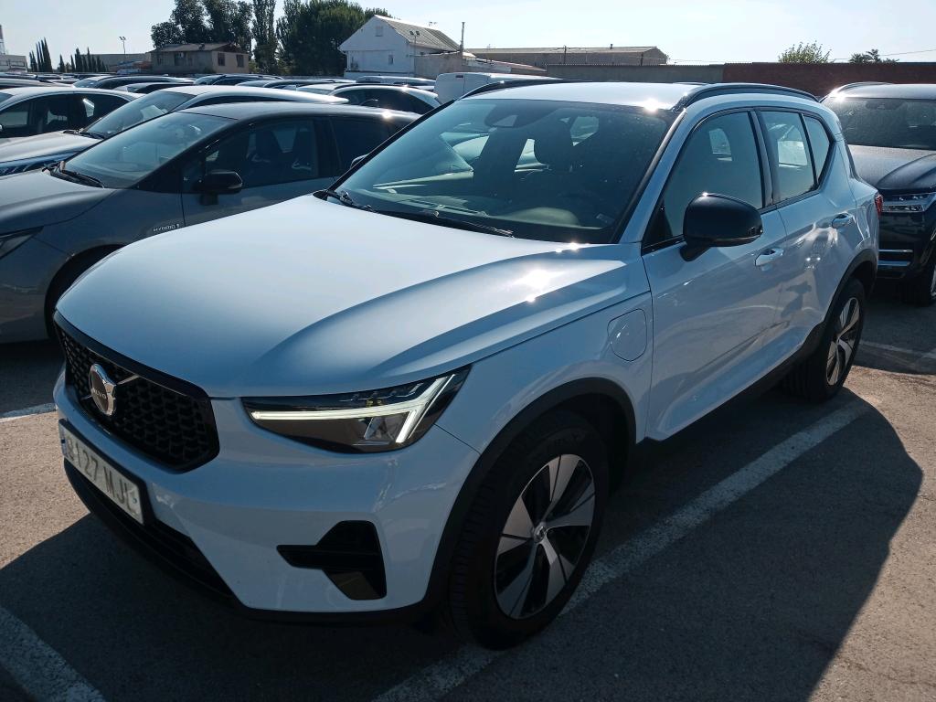 VOLVO XC40 (Year of Construction 2023, 211 PS, Hybrid Petrol)