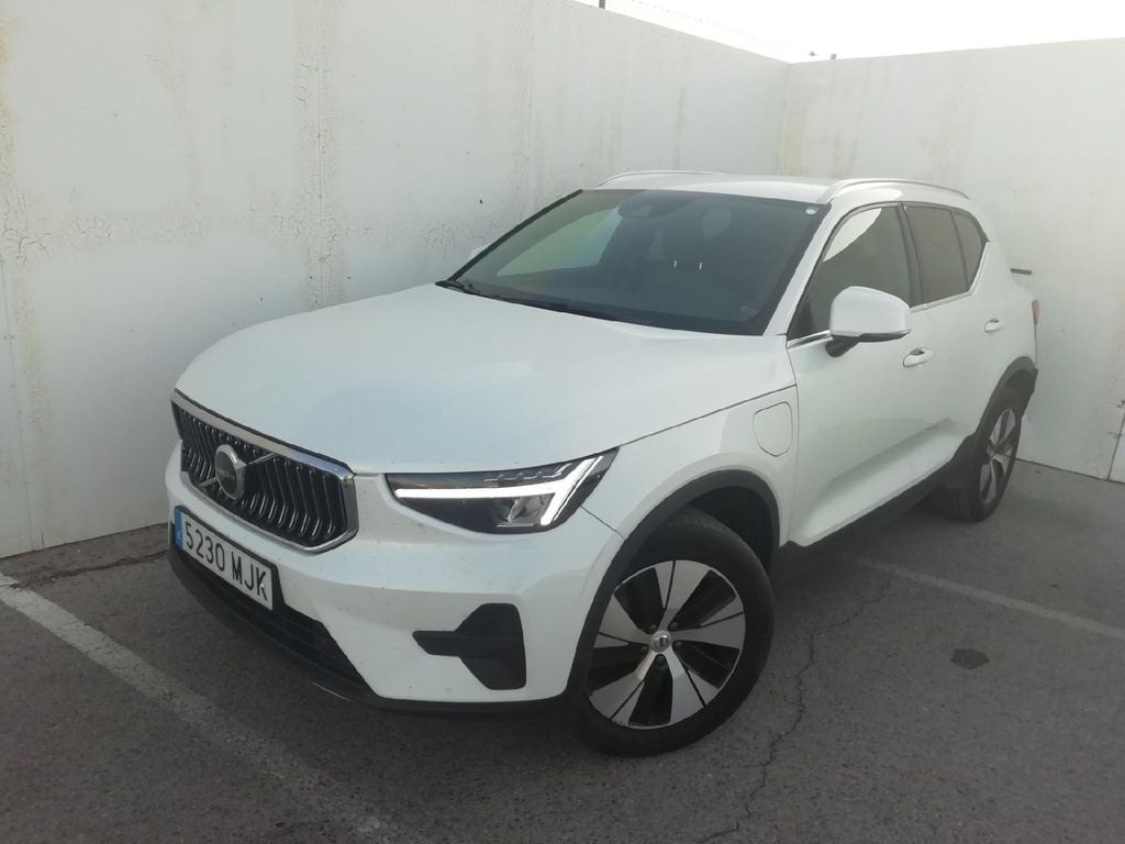 VOLVO XC40 (Year of Construction 2023, 211 PS, Hybrid Petrol)